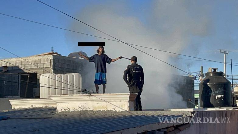 $!Elementos de la Policía Municipal intentaron dialogar con el hombre antes de que bajara por su cuenta.