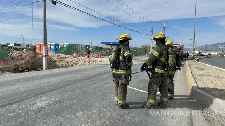 $!Autoridades municipales y cuerpos de emergencia acudieron al cruce de Jesús Valdés Sánchez y Luis Donaldo Colosio tras la fuga de gas natural.