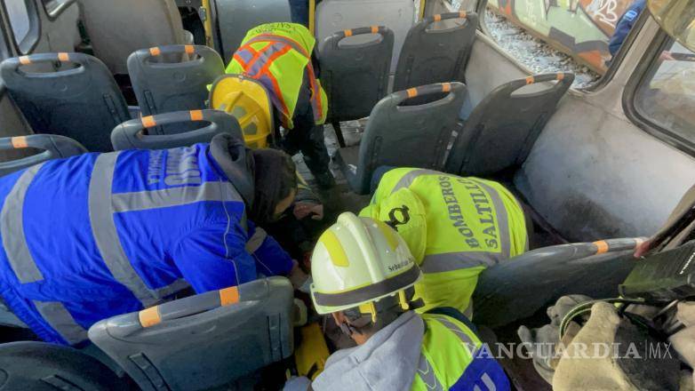 $!Elementos de bomberos y socorristas atendieron a los lesionados en la colonia Panteones.