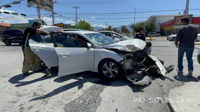 $!Ambos conductores resultaron con golpes tras el impacto, por lo que fueron trasladados a un hospital para su valoración médica.