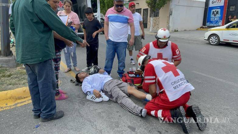 $!Paramédicos de la Cruz Roja brindaron primeros auxilios al motociclista antes de trasladarlo a un hospital.