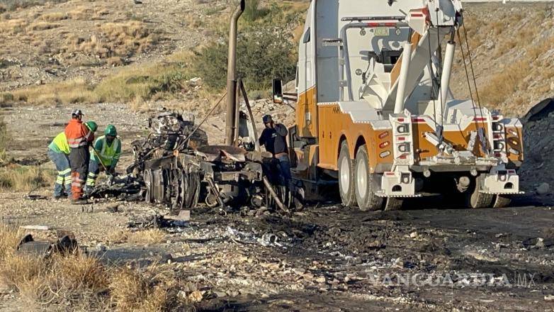 $!La aseguradora se hará cargo de los daños y gastos derivados del accidente, mientras grúas retiraban la unidad del lugar.