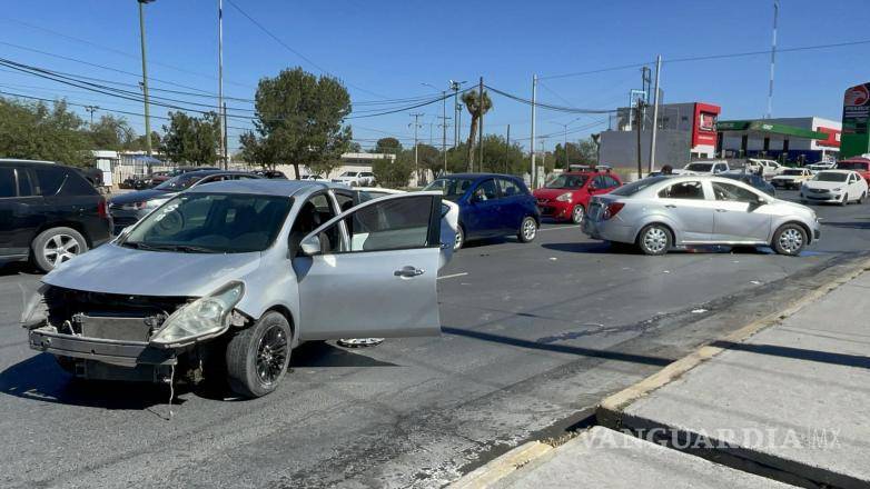 $!Un oficial de tránsito tomó conocimiento del accidente y coordinó la llegada de la aseguradora.