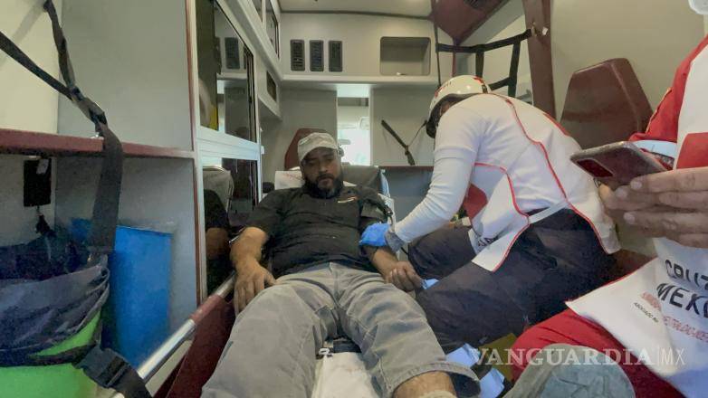 $!Paramédicos de la Cruz Roja atendieron a Jesús David “N”, de 38 años, luego del choque registrado a la altura del cruce con Miguel Hidalgo.