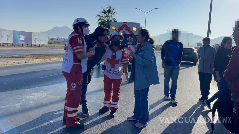 $!El joven motociclista fue finalmente atendido por paramédicos de la Cruz Roja y trasladado al hospital para su revisión médica.