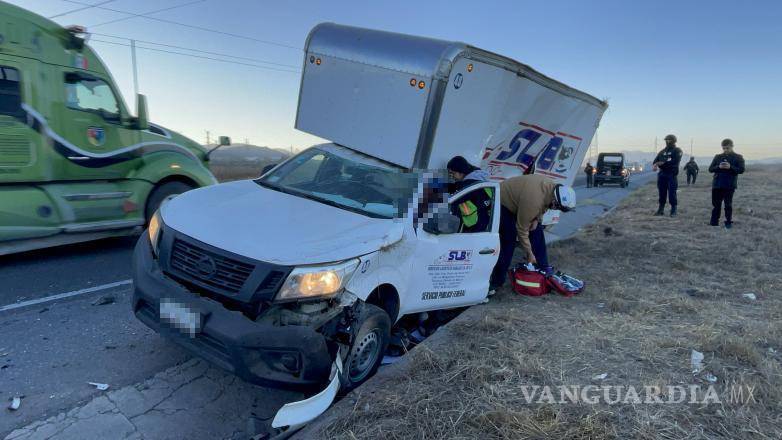 $!El conductor de la camioneta de carga, quien se quedó dormido al volante, se negó a ser trasladado a un hospital tras el accidente.