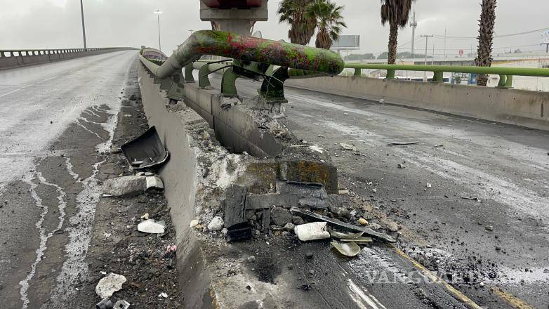 $!La unidad de transporte terminó impactada contra la barrera metálica en el distribuidor vial ¨El Sarape¨.