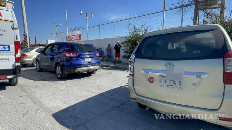 $!Paramédicos valoraron a una mujer que viajaba como pasajera, sin lesiones graves.