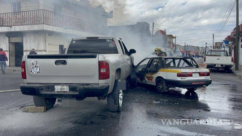 $!Elementos de Tránsito y Bomberos coordinan las labores de retiro de vehículos y aseguramiento de la zona.