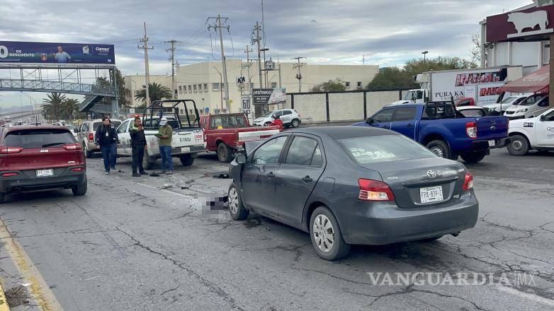 $!El Toyota Yaris permaneció detenido en el carril izquierdo luego del impacto trasero.