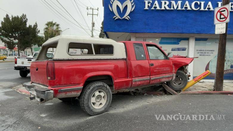 $!Elementos de Tránsito Municipal acudieron al cruce de Álamo y Venustiano Carranza para tomar conocimiento del accidente.