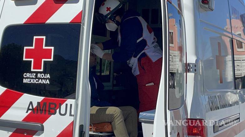 $!Paramédicos de la Cruz Roja llegaron al lugar del accidente para atender a Gerardo Iván, quien presentaba raspaduras en el rostro y la frente.