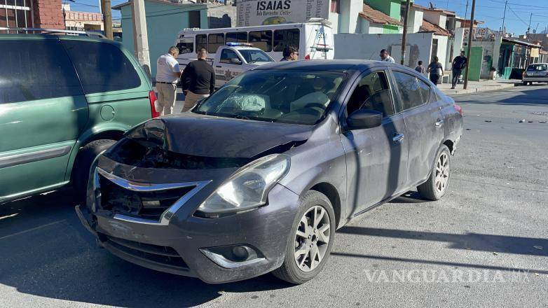 $!Los autos se hicieron a un lado para despejar la vialidad.
