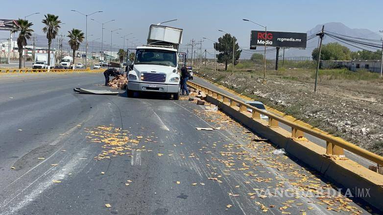 $!Decenas de cajas de salsa quedaron esparcidas sobre el bulevar Miguel Ramos Arizpe tras la volcadura de la camioneta.
