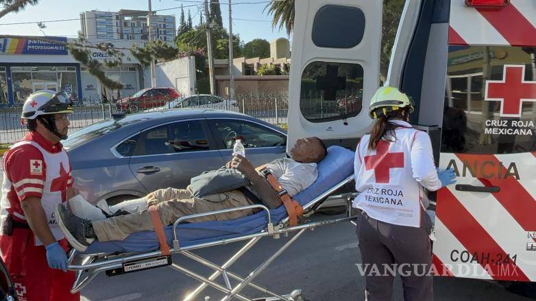 $!José Castillo, de 48 años, sufrió una fractura en la pierna derecha y fue trasladado al Hospital General.