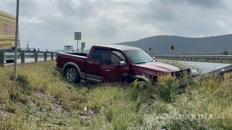$!El pavimento mojado por la lluvia provocó que la unidad saliera del camino.