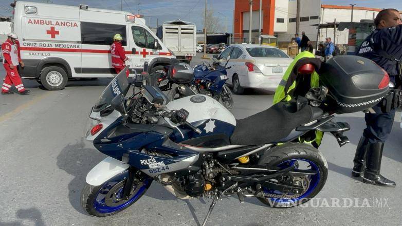 $!Paramédicos de la Cruz Roja y unidades de Tránsito de Saltillo acudieron rápidamente al lugar del accidente, donde el motociclista fue atendido antes de ser trasladado al hospital.