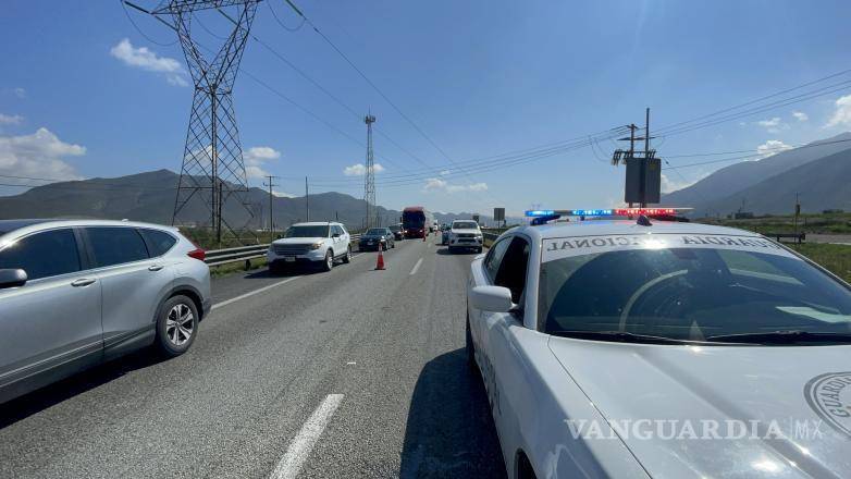$!Los vehículos fueron desviados debido al cierre de un carril tras el accidente de tráiler, creando una larga fila en la carretera Monterrey-Saltillo.