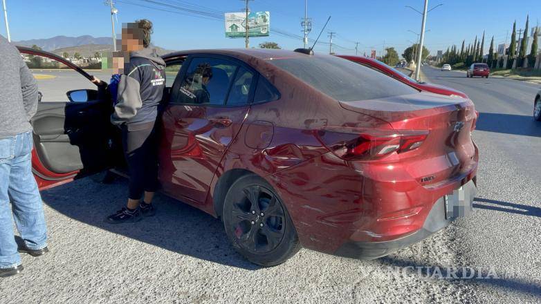 $!La conductora del Chevrolet Onix no observó el tráfico cercano al incorporarse a la Calzada Antonio Narro, lo que ocasionó la colisión con otro vehículo.