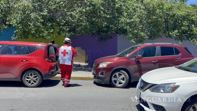 $!Paramédicos de la Cruz Roja valoraron a la conductora en el lugar del accidente; sin embargo, no fue necesario trasladarla a un hospital debido a que no presentaba lesiones.