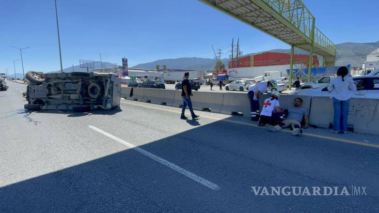 $!La camioneta Suzuki L200 terminó volcada tras ser impactada por una Hummer.