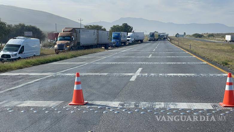 $!Los vehículos fueron desviados por un camino de terracería mientras se realizaban las maniobras de levantamiento con grúa.