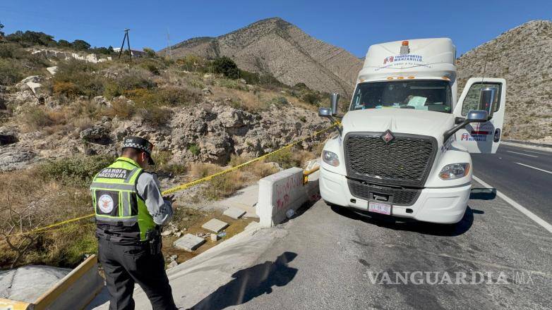 $!El tractocamión quedó detenido a un costado del puente en el tramo de Los Chorros, lugar donde ocurrió el accidente.