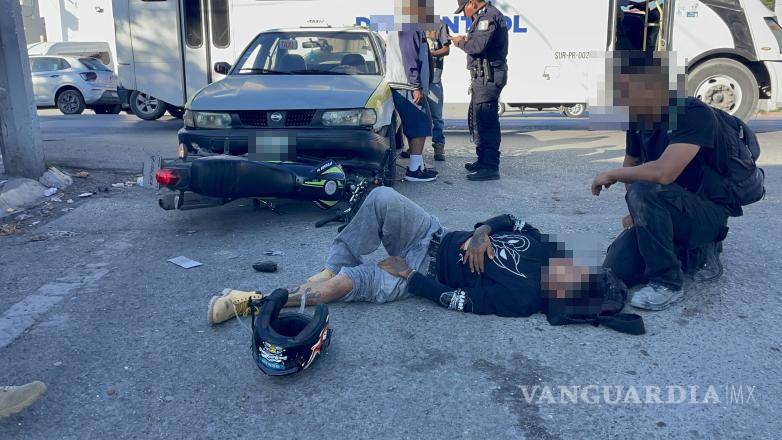$!Los ocupantes de la motocicleta decidieron trasladarse por sus propios medios a un hospital para recibir atención médica, luego de resultar lesionados durante el accidente vial.