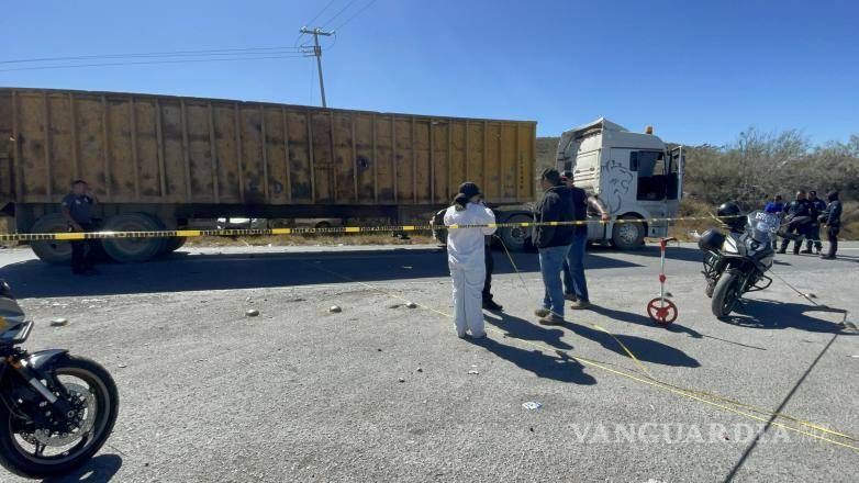 $!El choque se registró en el entronque de la carretera 118 con la antigua a Monclova, donde un Sentra fue embestido por un tractocamión.
