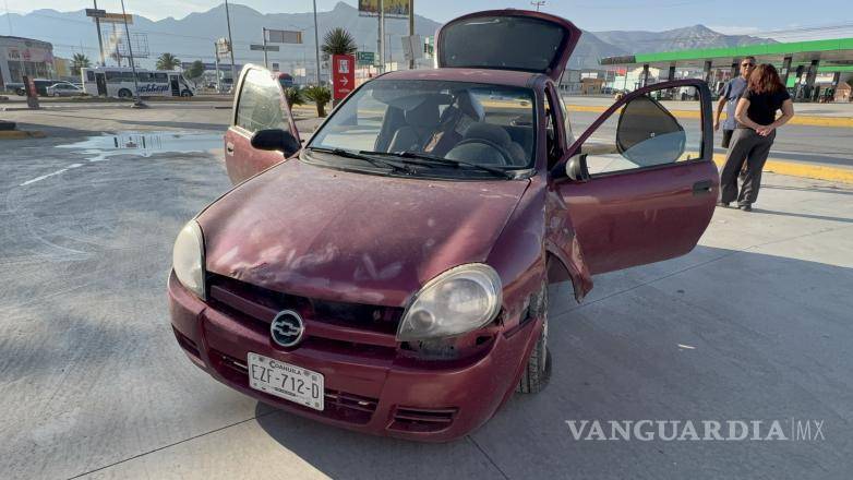 $!El automóvil salió de la vialidad y terminó dentro del estacionamiento de unos locales comerciales.
