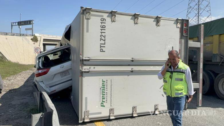 $!Elementos de emergencia y autoridades viales acudieron al kilómetro 26+500 para atender el percance y realizar las maniobras de retiro de las unidades.