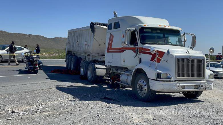 $!La motocicleta fue arrastrada por algunos metros.