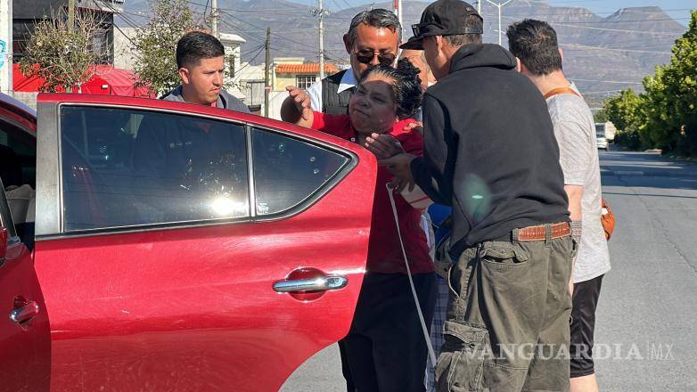 $!La mujer fue subida a un auto para que no le diera tanto tiempo el sol.