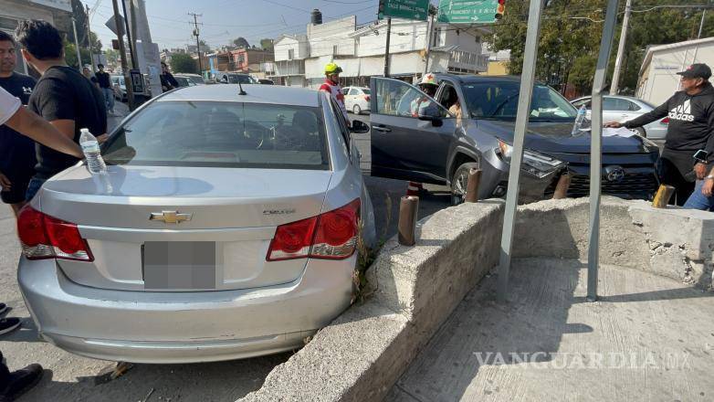 $!Ambos vehículos quedaron proyectados hacia un muro de contención.