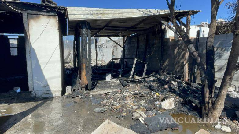 $!El fuego se propagó rápidamente y dejó sin hogar a los jóvenes que habitaban la casa.