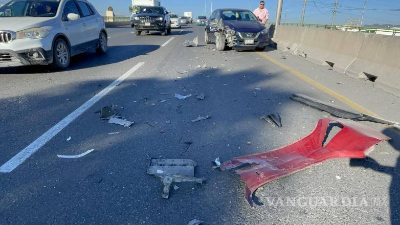 $!Elementos municipales acudieron al puente de Fundadores para tomar conocimiento del siniestro y coordinar el tránsito.
