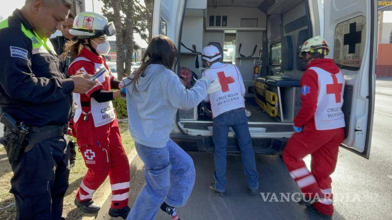 $!Testigos auxiliaron a las menores mientras arribaban los cuerpos de emergencia.