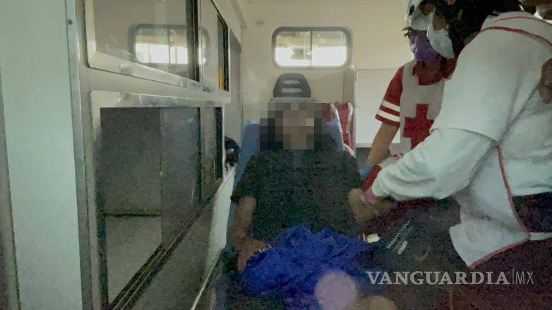 $!Paramédicos de la Cruz Roja atendieron al motociclista lesionado y lo trasladaron de urgencia al Hospital General tras detectar severas lesiones desde la rodilla hasta el tobillo.