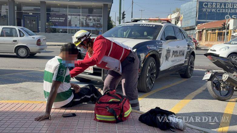 $!El motociclista no logró evitar el impacto contra el vehículo cuando ambos circulaban por el cruce.