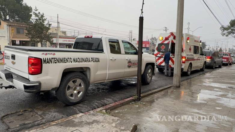 $!Paramédicos de la Cruz Roja atendieron al joven en el cruce de avenida Universidad e Isidro López Zertuche.