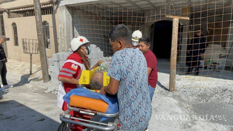 $!Paramédicos de la Cruz Roja estabilizaron al albañil.