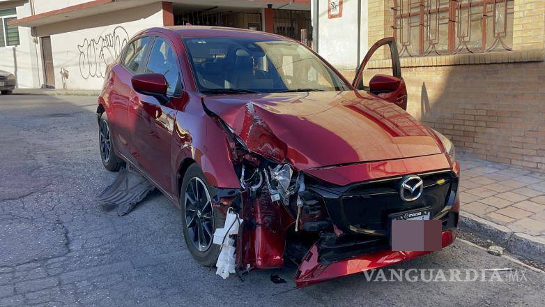 $!El vehículo, con placas para personas con discapacidad, sufrió daños en la parte frontal tras impactarse contra la protección metálica.