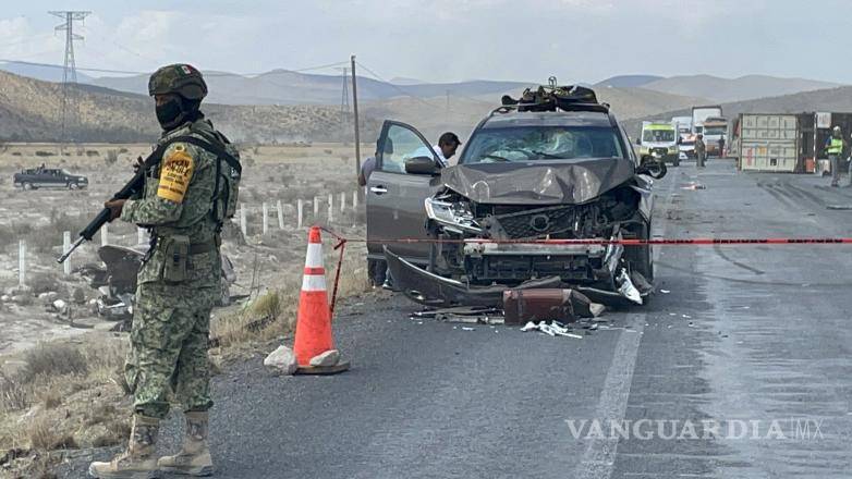 $!La mujer que viajaba en la camioneta Pick Up perdió la vida en el accidente, mientras que dos personas más fueron hospitalizadas.