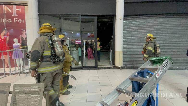 $!Las autoridades acordonaron el área afectada mientras personal de emergencia inspeccionaba la estructura para descartar riesgos adicionales.