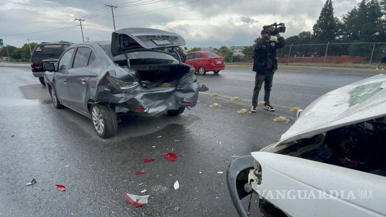 $!Elementos de Tránsito Municipal realizaron maniobras para agilizar la circulación tras los accidentes registrados sobre el periférico Luis Echeverría Álvarez.