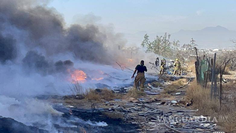 $!Bomberos de Arteaga lucharon contra el fuego en la antigua recicladora.