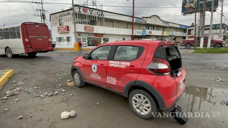 $!Policías municipales intervinieron para evitar otro percance y liberar la vialidad.