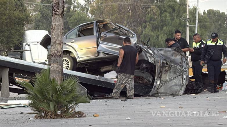 $!La grúa realizó el levantamiento del vehículo destrozado y de las piezas desprendidas, trasladándolos a un corralón de la ciudad para las investigaciones correspondientes.