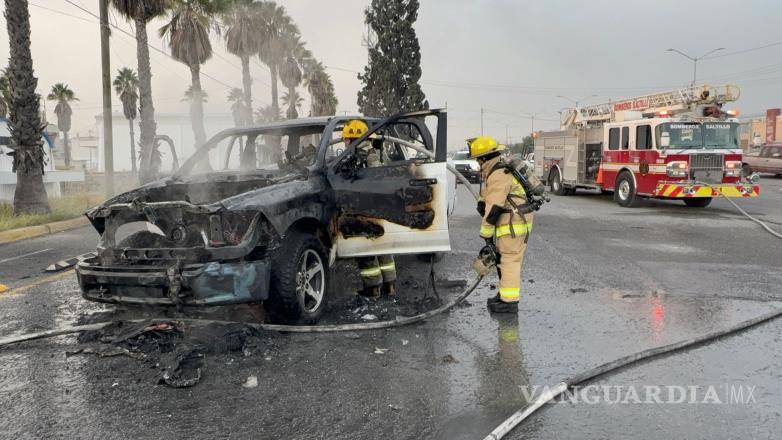 $!El incendio ocurrió frente a la colonia Nazario Ortiz Garza, donde testigos solicitaron apoyo a través del número de emergencias 911.