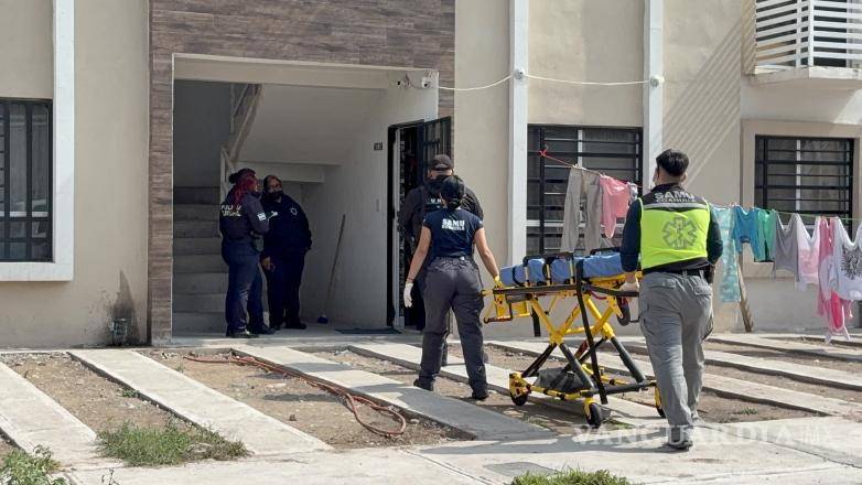 $!Paramédicos acudieron al domicilio ubicado en la calle El Amparo para valorar a la menor.